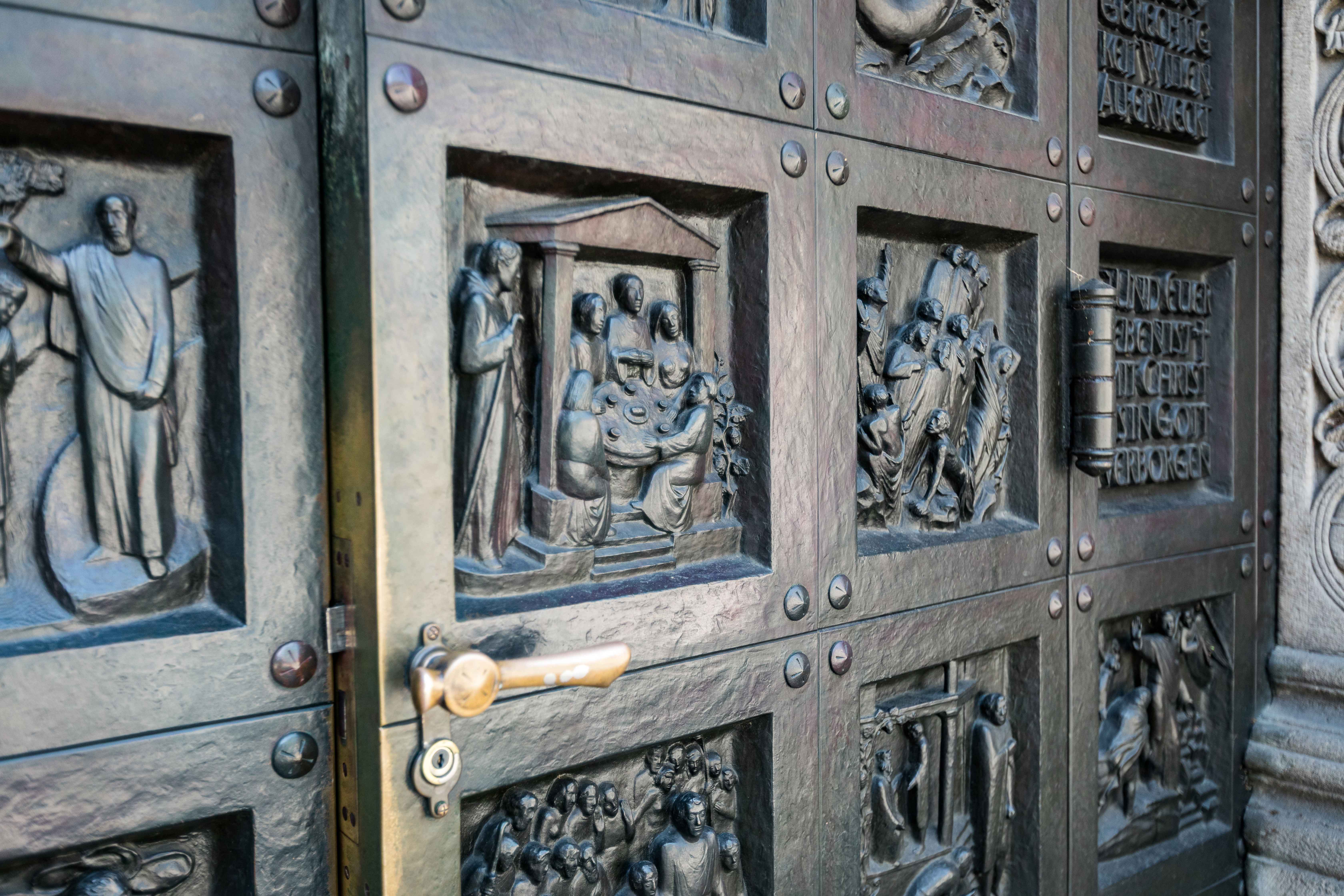 Detailaufnahme von der Türe zum Grossmünster mit Eingravierungen von der Reformation unter Zwingli
